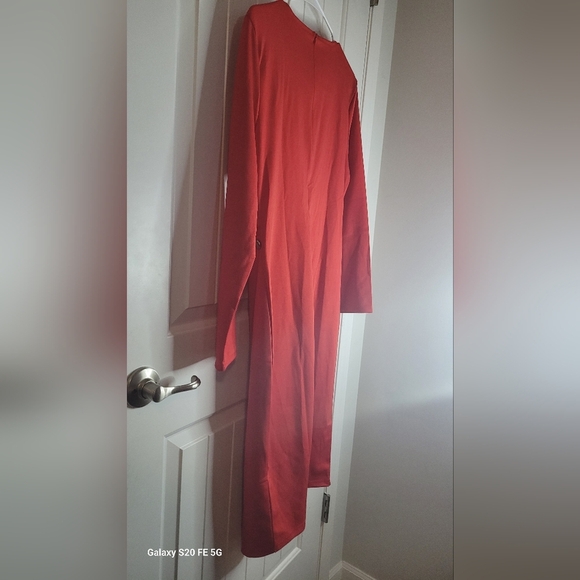 Elegant Red Wrap Dress - Picture 2 of 2